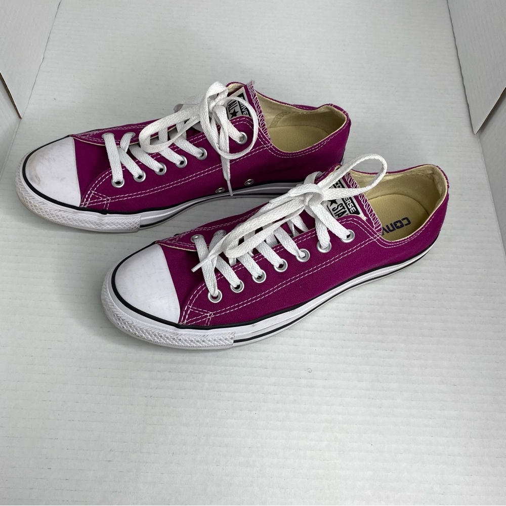 Converse Chuck Taylor Maroon Low Top Unisex men 9 women/11 Used Great Condition